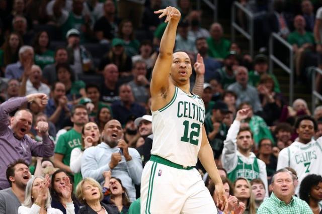 开云体育APP下载-凯尔特人22记三分埋葬雄鹿 布登霍尔泽愿赌服输